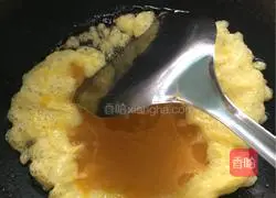 Illustration of how to make sausage and egg fried rice 5