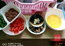 番茄瘦肉香菇鸡蛋面的做法图解1