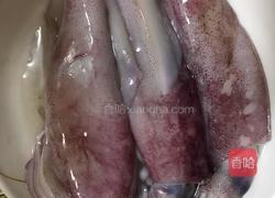 鱿鱼炒芹菜的做法图解1