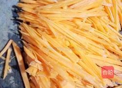 胡萝卜丝炒鸡蛋的做法图解3