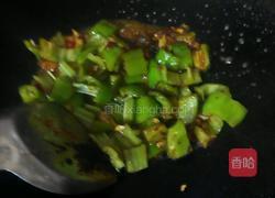 田螺炒青椒的做法图解3