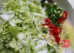 包菜咸米粥的做法图解1