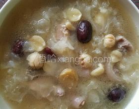 莲子银耳红枣猪尾汤