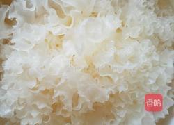 莲子银耳红枣猪尾汤的做法图解1