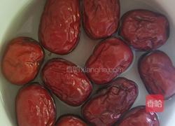 莲子银耳红枣猪尾汤的做法图解3