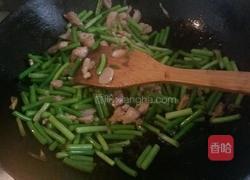 猪肉炒蒜薹的做法图解5