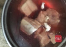 松茸排骨木耳汤的做法图解2