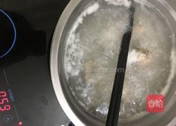 松茸排骨木耳汤的做法图解3