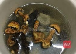 松茸排骨木耳汤的做法图解4