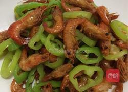椒圈炒河虾的做法图解1