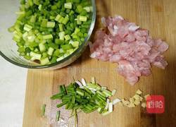蒜薹肉丁的做法图解1