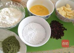 抹茶蔓越莓饼干的做法图解2