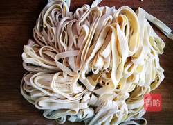 「Cathy边吃边营养」凉拌豆腐皮的做法图解1