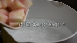 蜜桃茶饮的做法图解3