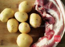 猪肉炖土豆的做法图解1