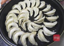 芹菜猪肉煎饺的做法图解11