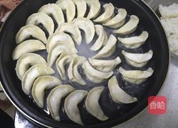 芹菜猪肉煎饺的做法图解12