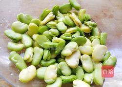蚕豆炒鸡蛋的做法图解1