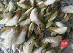 槐花麦饭的做法图解1