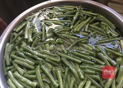 土豆炖豇豆的做法图解1