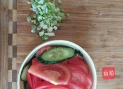 西红柿黄瓜蛋汤的做法图解1