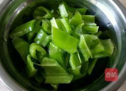 尖椒肥肠儿的做法图解1