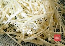 金针菇瘦肉清汤的做法图解2