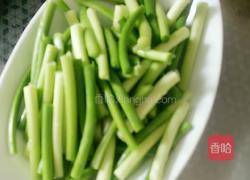 四色炒蒜苗的做法图解1