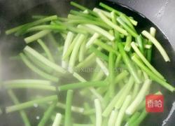 四色炒蒜苗的做法图解5