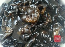 芹菜木耳的做法图解1