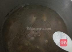 莲藕花生筒骨汤的做法图解3