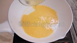 热锅凉油，倒入鸡蛋