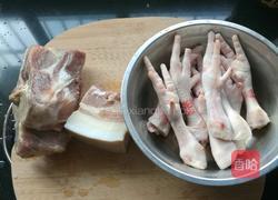 咸肉鸡爪煲的做法图解1