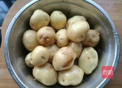 咸肉鸡爪煲的做法图解2