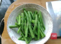 咸肉鸡爪煲的做法图解5