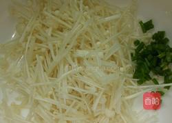 金针菇瘦肉汤的做法图解2