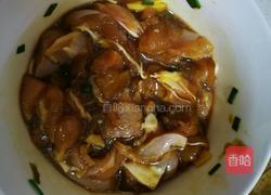蘑菇鸡腿肉的做法图解2