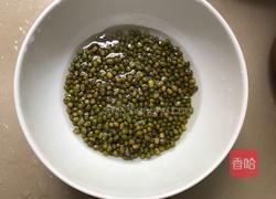 白鸽绿豆汤的做法图解1