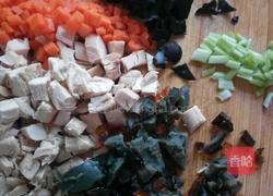 皮蛋鸡肉粥的做法图解1