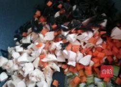 皮蛋鸡肉粥的做法图解2