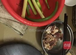 蒜苔肉片的做法图解1