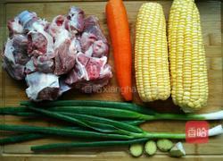 胡萝卜玉米大骨汤的做法图解1