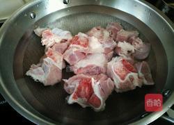 胡萝卜玉米大骨汤的做法图解2