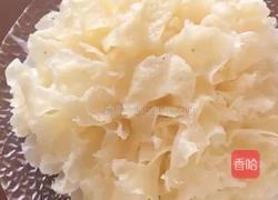 玫瑰花系列皂角米桃胶莲子银耳汤的做法图解5