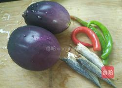 咸鱼炒茄子的做法图解1