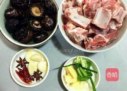 香菇焖排骨的做法图解1