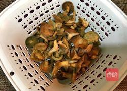 枞菌肉片汤的做法图解1