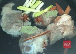 腿棒骨炖酸菜的做法图解1