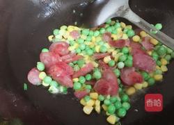 香肠玉米粒豌豆闷饭的做法图解3