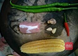 玉米炒肉丁的做法图解1